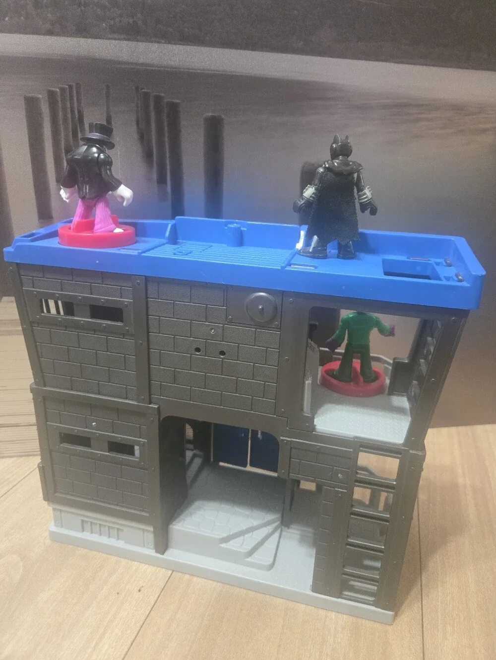 Batman Gotham City Playset Fisher Price Freeze Riddler Penguin Imaginext